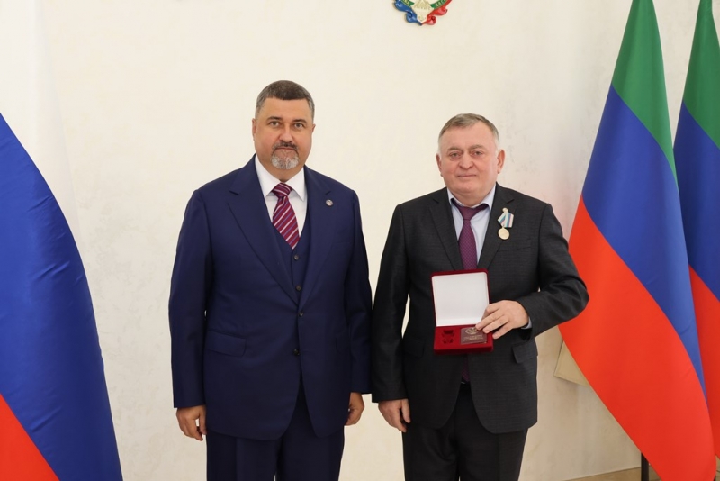 ПРЕЗИДЕНТ ГИЛЬДИИ СТРОИТЕЛЕЙ СКФО АЛИ ШАХБАНОВ (ОН ЖЕ –ПРЕДСЕДАТЕЛЬ ПРЕЗИДИУМА АССОЦИАЦИИ  РД «ЕДИНСТВО И РАЗВИТИЕ» -ПРИМ.) УДОСТОЕН МЕДАЛИ «ЗА ДОБЛЕСТНЫЙ ТРУД»